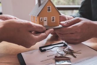 Assurance habitation en France : hausse des tarifs, risque climatique et services en ligne au cœur des tendances