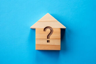 Comment une agence immobilière évalue le marché local pour estimer un bien avant la vente ?